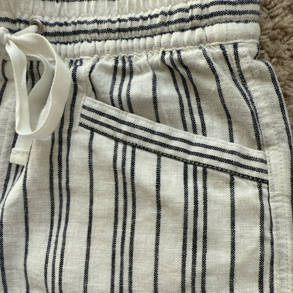 GAP High Waist Women's Shorts in Navy Blue and White Stripes - Picture 4 of 4